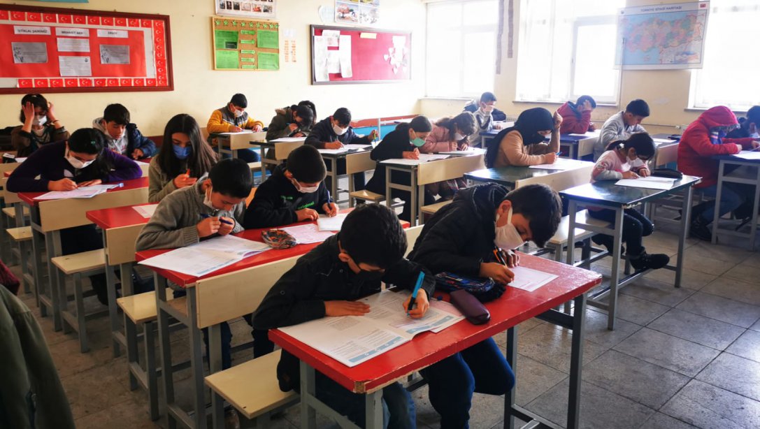  İlçemizde Ortaokul ve Lise Kademelerinde Çaldıran Geneli Tüm Okullarımızda Deneme Sınavı Yapıldı