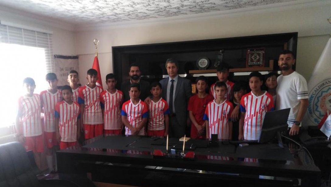 Çaldıran Spor Kulübü İlçe Milli Eğitim Müdürü Zeki GÜLMEZ'i ziyaret etti.